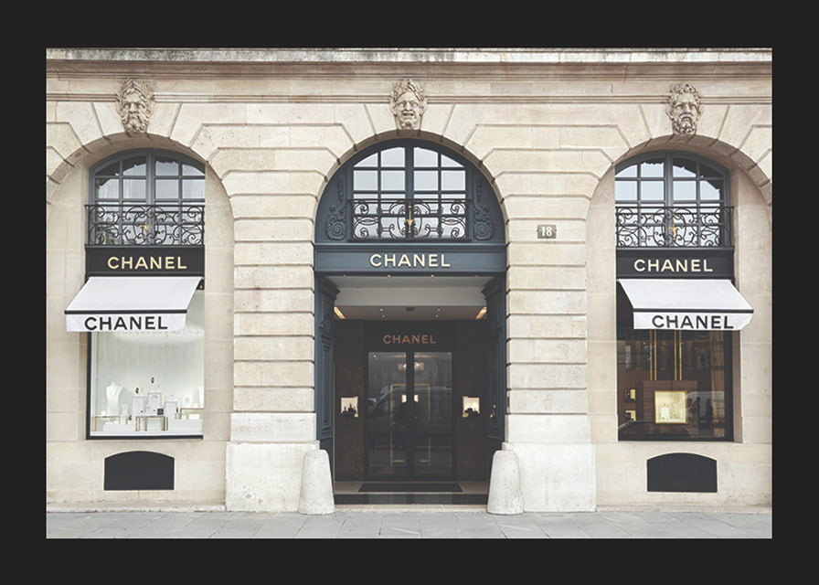 Foto eines Chanel-Geschäfts in einem klassischen Steingebäude, helle Töne-12