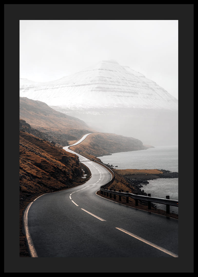 Fotografiskt landskap med slingrande väg, hav och snötäckta fjäll-12