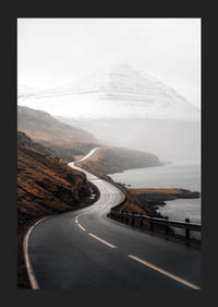 Fotografiskt landskap med slingrande väg, hav och snötäckta fjäll-5