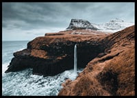 Fotografische Landschaft mit hohem Wasserfall an karger Küste-6