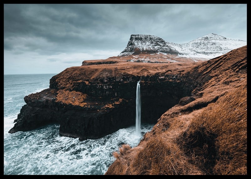 Fotografische Landschaft mit hohem Wasserfall an karger Küste-12