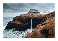 Fotografische Landschaft mit hohem Wasserfall an karger Küste-1