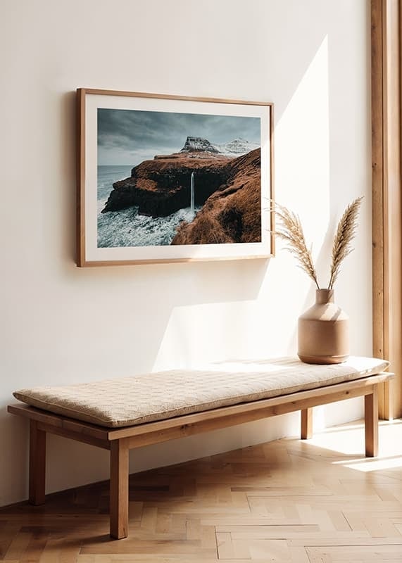 Fotografische Landschaft mit hohem Wasserfall an karger Küste-12