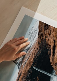 Fotografische Landschaft mit hohem Wasserfall an karger Küste-9