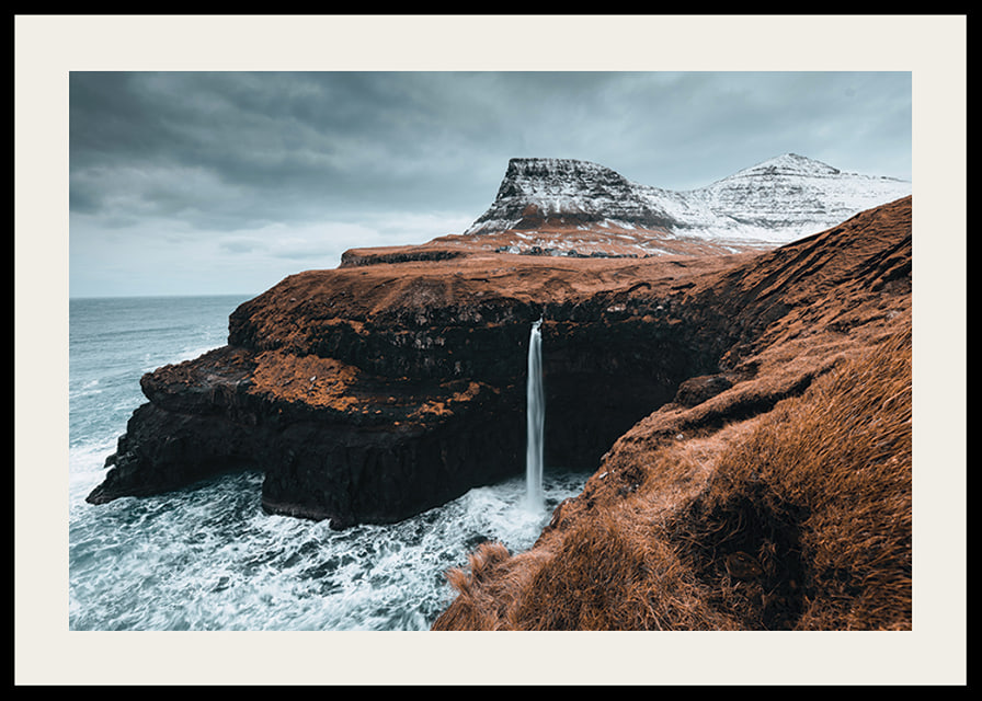 Fotografische Landschaft mit hohem Wasserfall an karger Küste-12