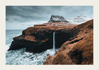 Fotografische Landschaft mit hohem Wasserfall an karger Küste-3