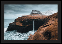 Fotografische Landschaft mit hohem Wasserfall an karger Küste-4