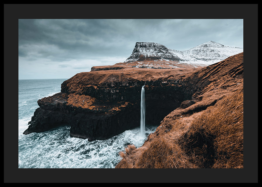 Fotografische Landschaft mit hohem Wasserfall an karger Küste-12