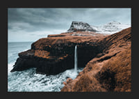 Fotografische Landschaft mit hohem Wasserfall an karger Küste-5