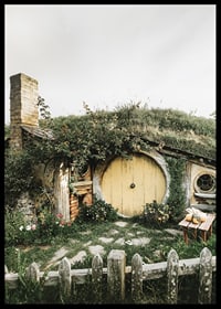 Trawiasty domek hobbita z żółtymi okrągłymi drzwiami i ogrodem kwiatowym-6