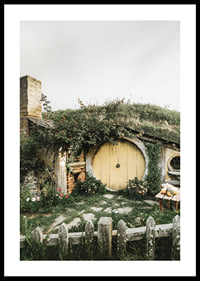 Trawiasty domek hobbita z żółtymi okrągłymi drzwiami i ogrodem kwiatowym-0
