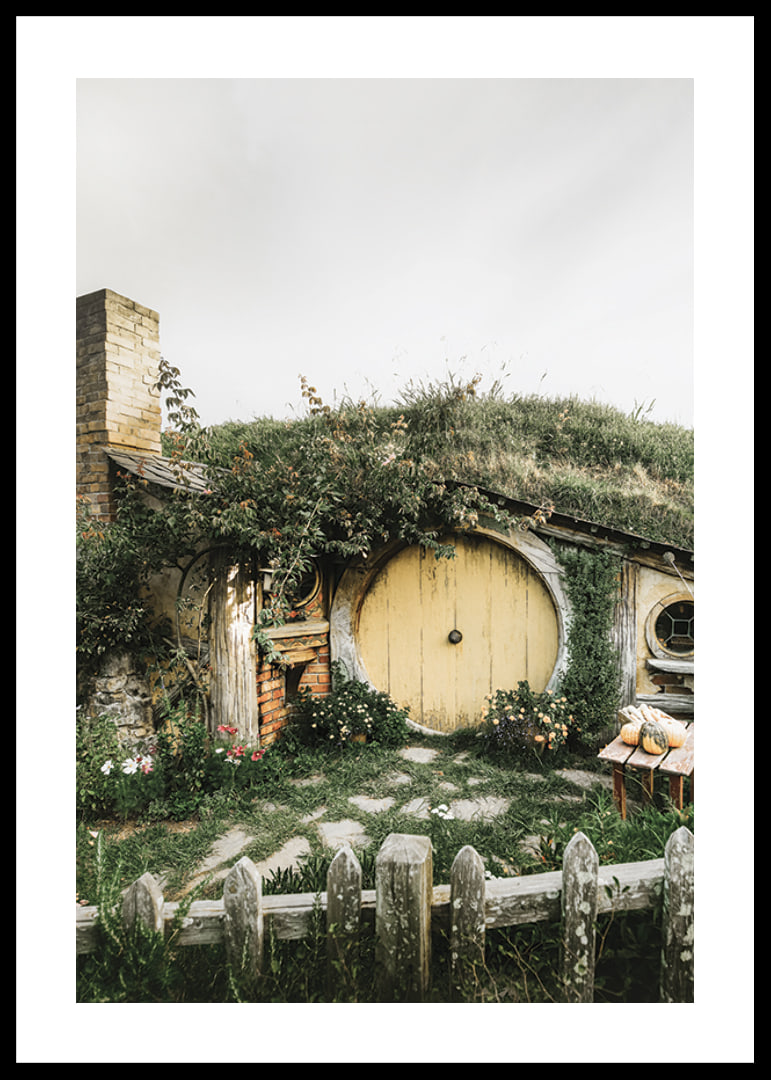 Trawiasty domek hobbita z żółtymi okrągłymi drzwiami i ogrodem kwiatowym-12