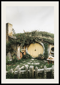 Trawiasty domek hobbita z żółtymi okrągłymi drzwiami i ogrodem kwiatowym-2