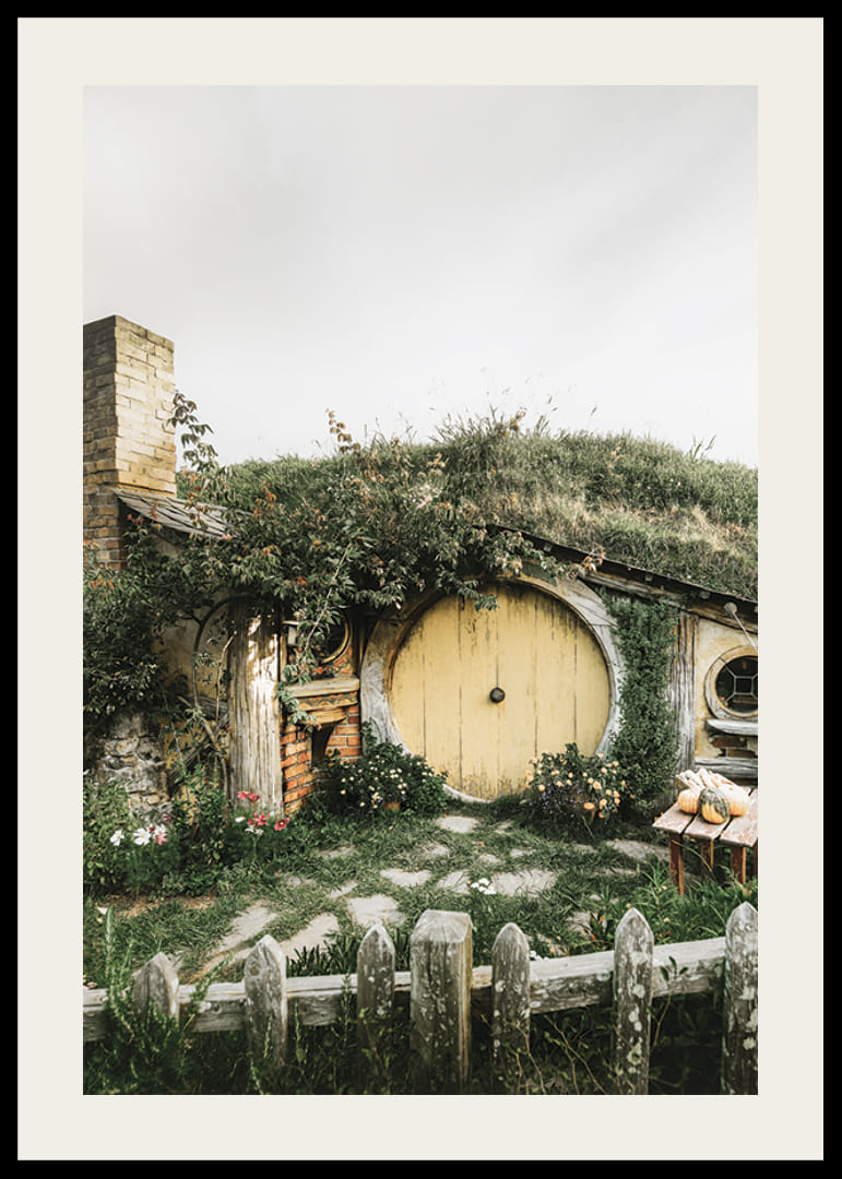 Casa hobbit erbosa con porta rotonda gialla e giardino fiorito-12