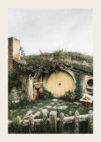 Casa hobbit erbosa con porta rotonda gialla e giardino fiorito-3