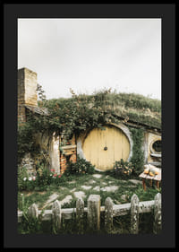 Casa hobbit erbosa con porta rotonda gialla e giardino fiorito-4