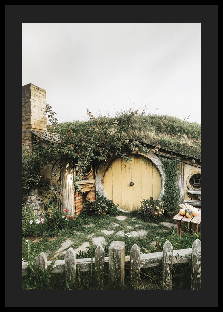 Casa hobbit erbosa con porta rotonda gialla e giardino fiorito-12