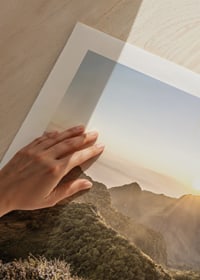 Fotografiskt bergslandskap i gyllene kvällsljus med solnedgång-9