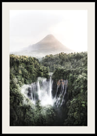 Heldere foto van waterval in tropische jungle met vulkaan-2