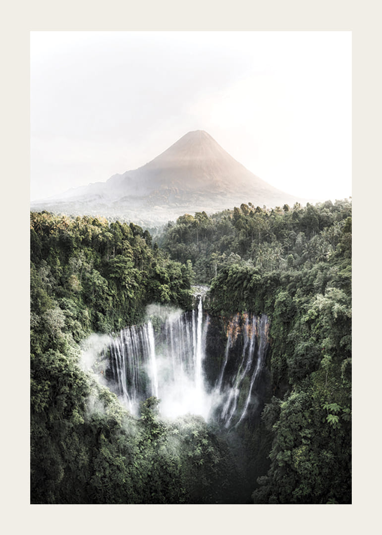 Heldere foto van waterval in tropische jungle met vulkaan-12