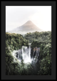 Heldere foto van waterval in tropische jungle met vulkaan-4