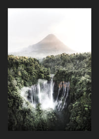Heldere foto van waterval in tropische jungle met vulkaan-5