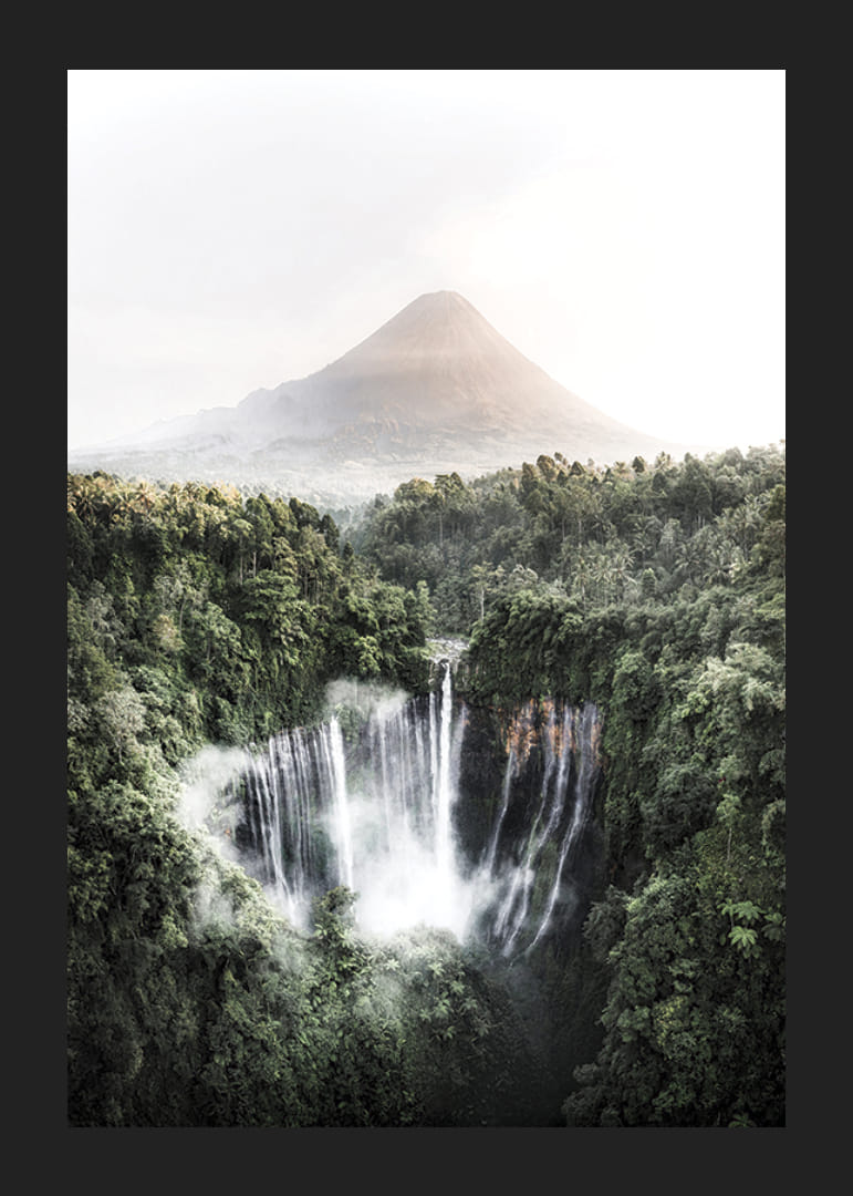 Heldere foto van waterval in tropische jungle met vulkaan-12