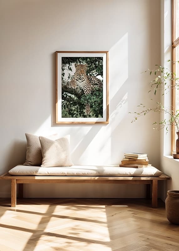 Léopard couché sur une branche d'arbre parmi les feuilles vertes, photographie-12