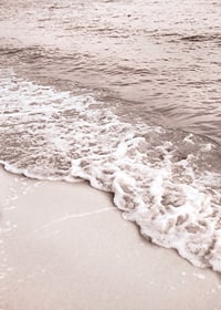 Fotografi av vågskum vid sandstrand i mjuka beige toner-7