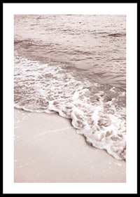 Fotografi av vågskum vid sandstrand i mjuka beige toner-0