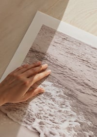 Fotografi av vågskum vid sandstrand i mjuka beige toner-9