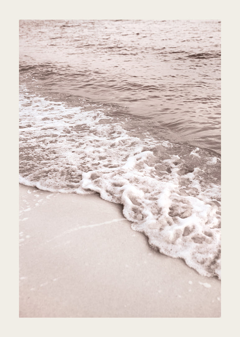 Fotografi av vågskum vid sandstrand i mjuka beige toner-12