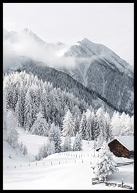Chalet alpin enneigé avec sapins et montagnes dans un paysage hivernal-6