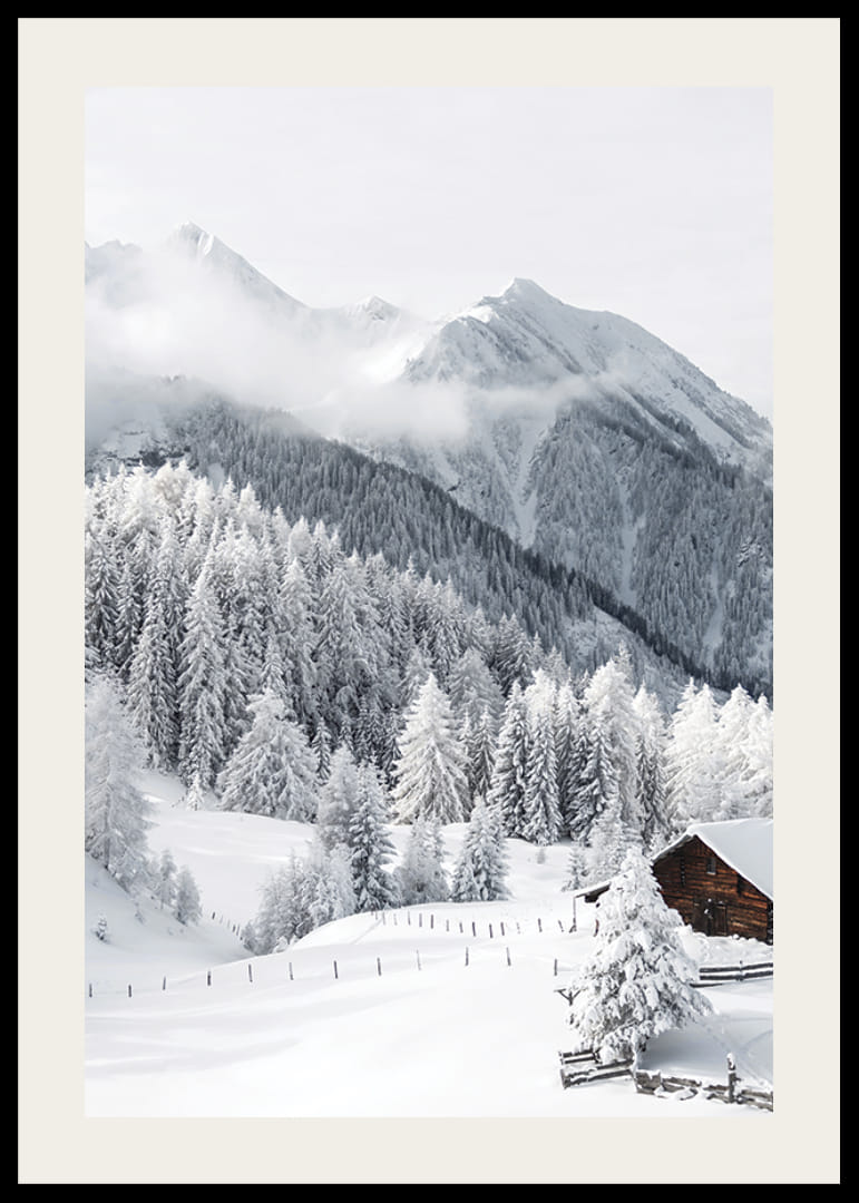 Chalet alpin enneigé avec sapins et montagnes dans un paysage hivernal-12