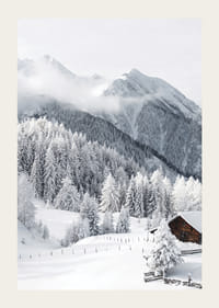 Chalet alpin enneigé avec sapins et montagnes dans un paysage hivernal-3