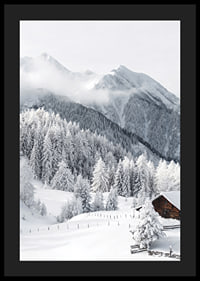 Chalet alpin enneigé avec sapins et montagnes dans un paysage hivernal-4