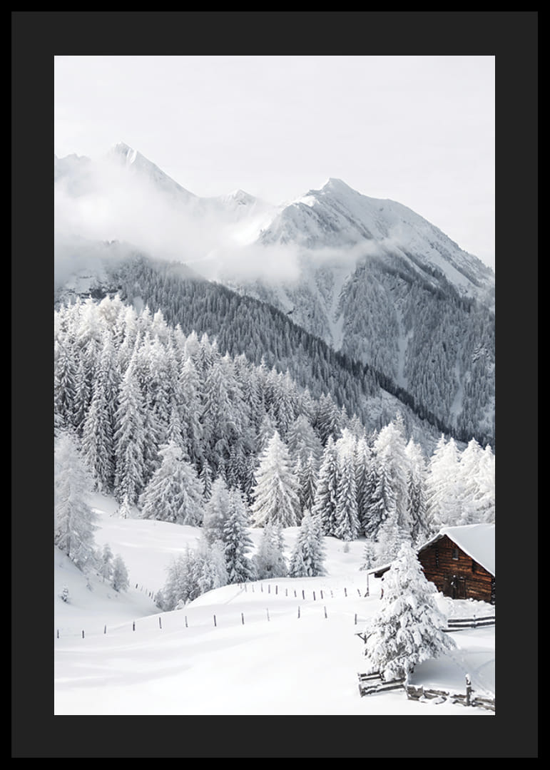 Chalet alpin enneigé avec sapins et montagnes dans un paysage hivernal-12