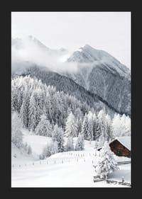 Chalet alpin enneigé avec sapins et montagnes dans un paysage hivernal-5