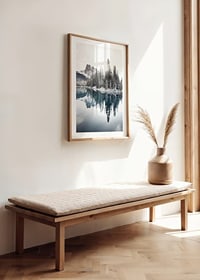 Fotografi av snötäckta granar vid klarblå sjö och berg-8