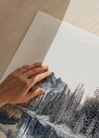 Fotografi av snötäckta granar vid klarblå sjö och berg-9