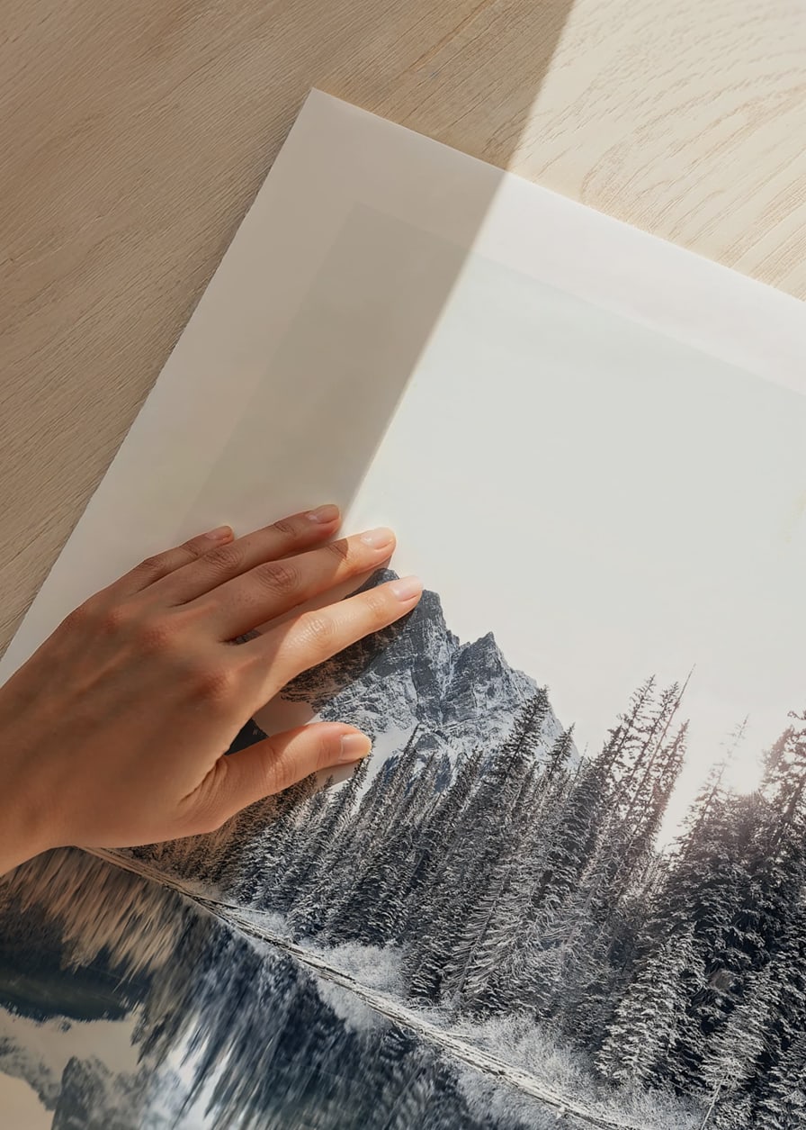 Fotografi av snötäckta granar vid klarblå sjö och berg-12