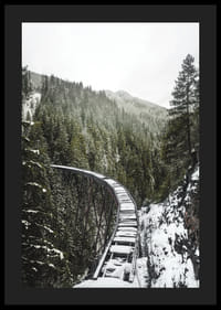Fénykép egy hófödte vasúti hídról lucfenyőerdő felett téli tájban-4