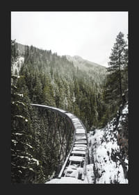 Fénykép egy hófödte vasúti hídról lucfenyőerdő felett téli tájban-5