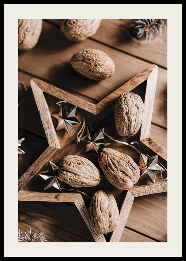 Walnüsse im Holzstern mit Metallsternen auf Holztisch-12