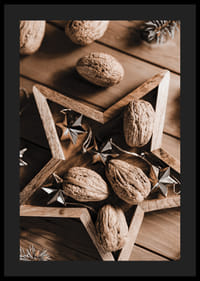 Walnüsse im Holzstern mit Metallsternen auf Holztisch-4