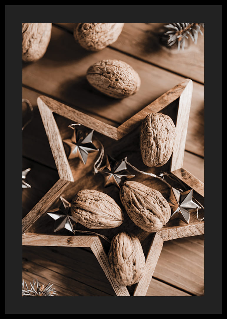 Walnüsse im Holzstern mit Metallsternen auf Holztisch-12