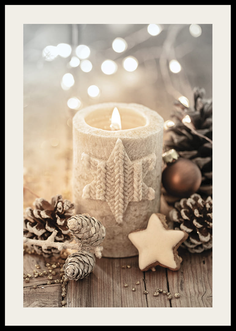 Bougie allumée avec une décoration en étoile tricotée parmi des pommes de pin et des boules de Noël-12