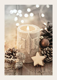 Bougie allumée avec une décoration en étoile tricotée parmi des pommes de pin et des boules de Noël-3