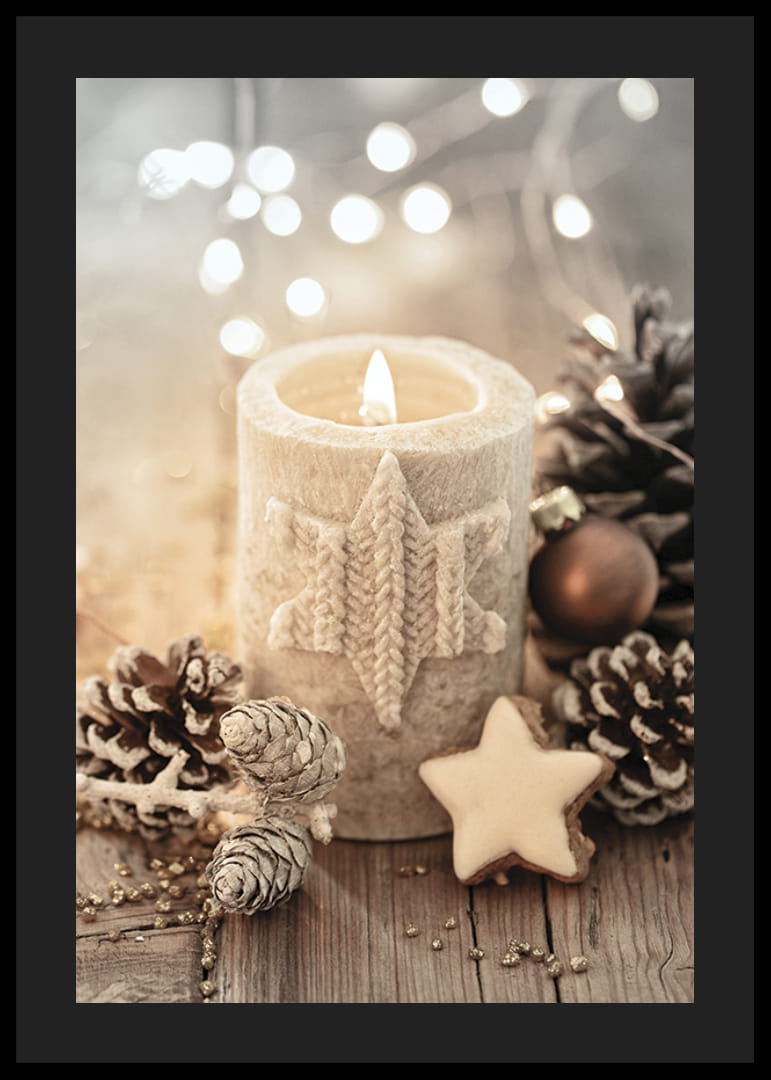 Bougie allumée avec une décoration en étoile tricotée parmi des pommes de pin et des boules de Noël-12