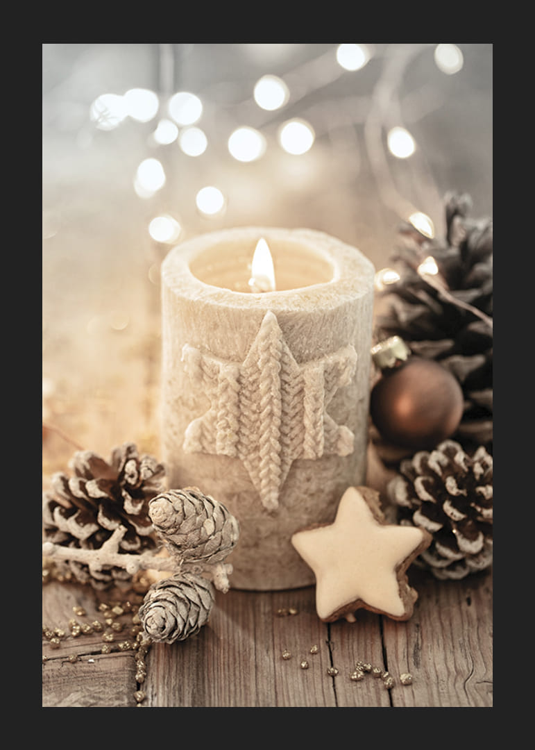 Bougie allumée avec une décoration en étoile tricotée parmi des pommes de pin et des boules de Noël-12